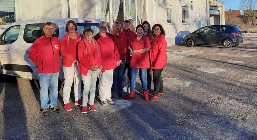 rot gekleidete Menschen