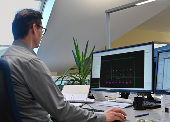 Ein Mann arbeitet auf zwei Monitoren