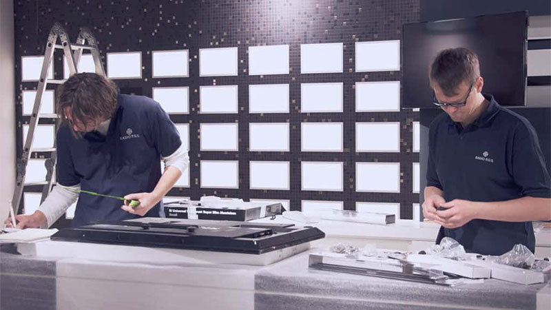 Zwei Männer bei Montagearbeiten