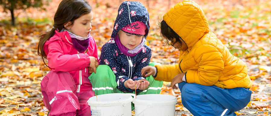 Kinder spielen