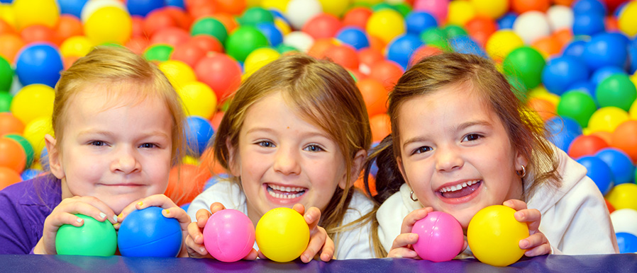 Kinder spielen