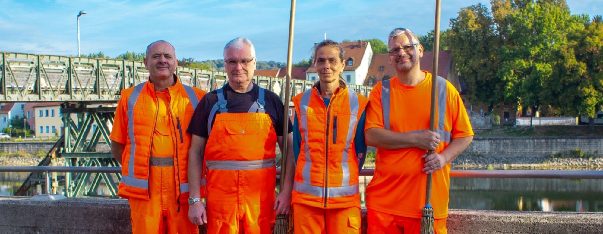 Vier Straßenreinigungsarbeiter