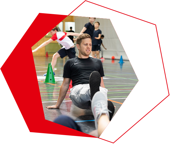 Lehrer im Sportunterricht