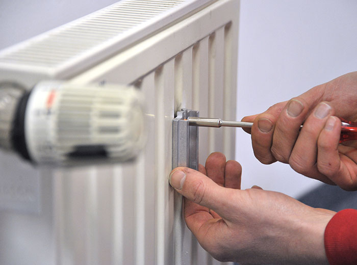 Heizkörper, an dem eine Halterung angebracht wird