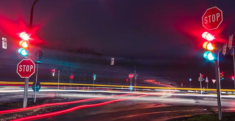 Straße mit Ampeln