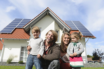 Familie neben dem Haus