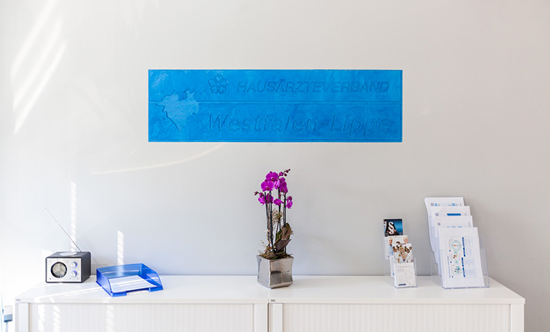 Blume auf der Kommode