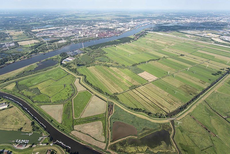 Weite Wiesenlandschaft mit Wasserflächen