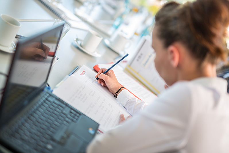 Die Frau schreibt etwas.