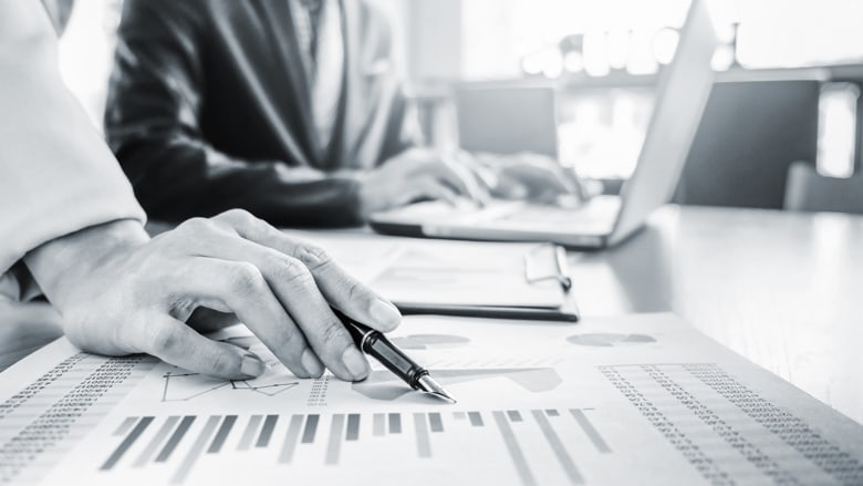 Angestellte am Laptop