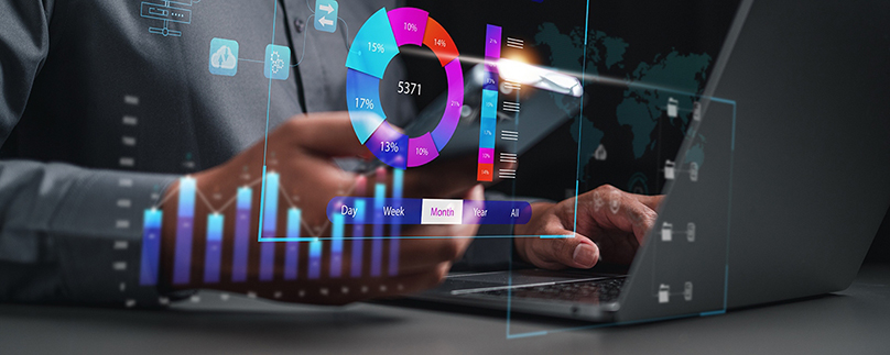 Mann nutzt Laptop und Smartphone