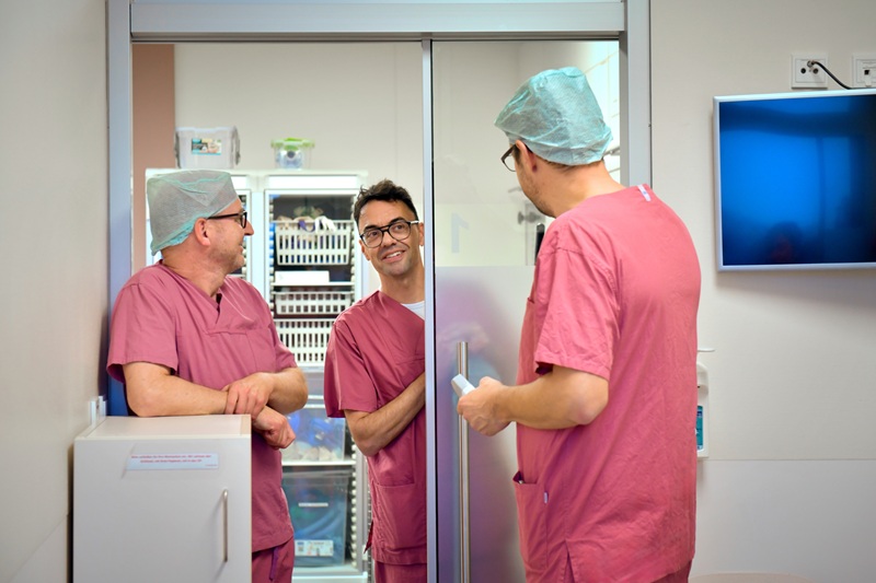 Drei Ärzte im Gespräch