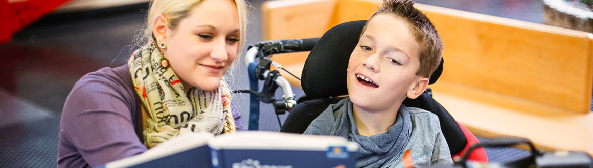 eine Mutter mit einem behinderten Kind