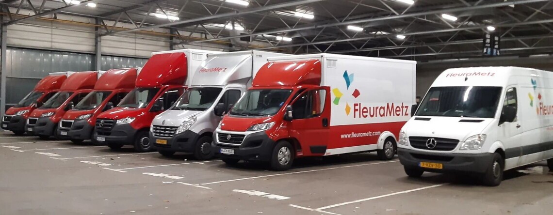 Lieferwagen mit FleuraMetz-Logo in sauberer Lagerhalle geparkt