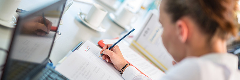 Die Frau schreibt etwas.