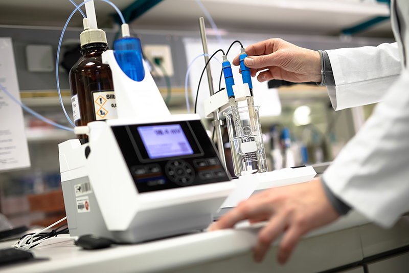 Laborarbeit mit Analysegerät zur Messung