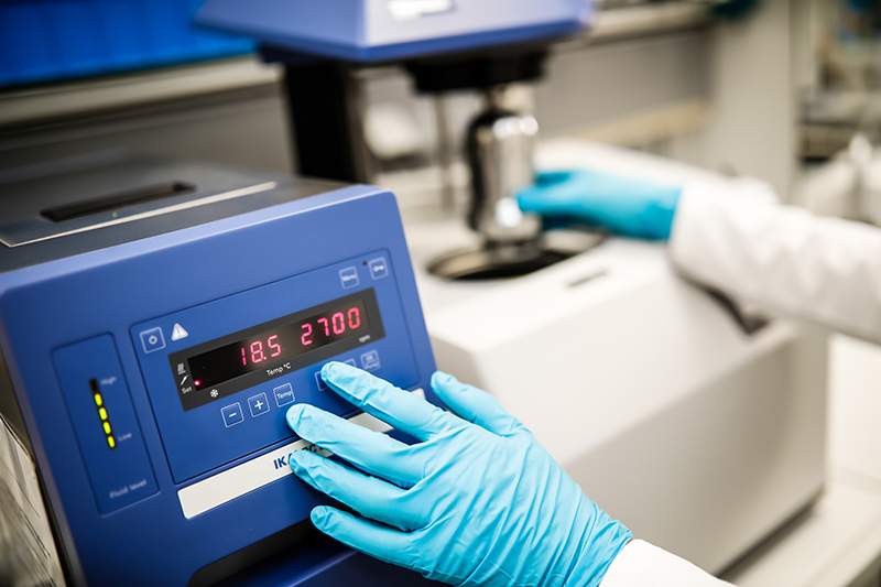 Zentrifuge im Labor mit digitaler Anzeige