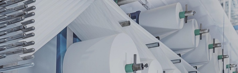 Papierrollen in Produktionsmaschine