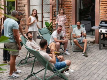 Mitarbeiter entspannen in Liegestühlen in einem Innenhof