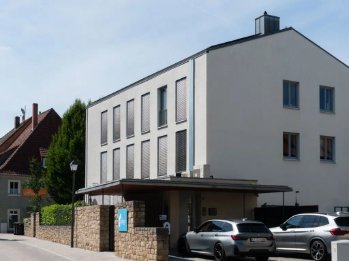 Modernes eology-Bürogebäude mit Parkplatz