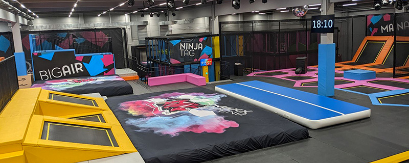 Bunte Tunnel und Trampoline