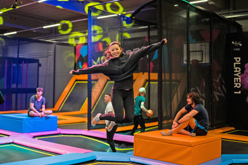 Frau springt auf Trampolin