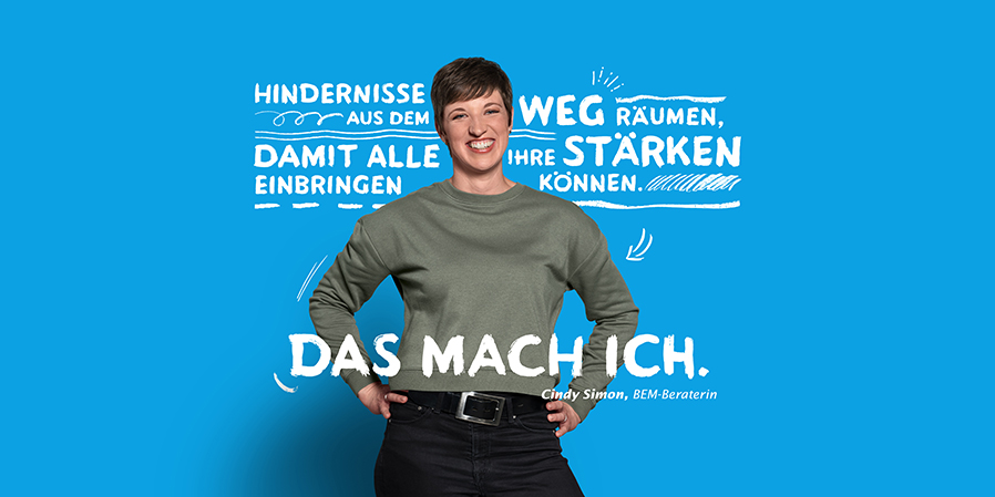 Frau vor blauem Hintergrund - DAS MACH ICH.