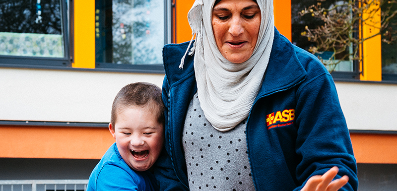 Kind spielt mit Betreuerin.