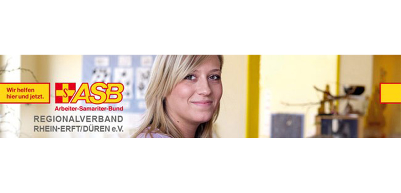 Lächelnde Frau vor Logo.