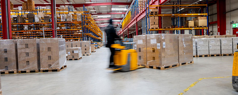 Mitarbeiter im Lager