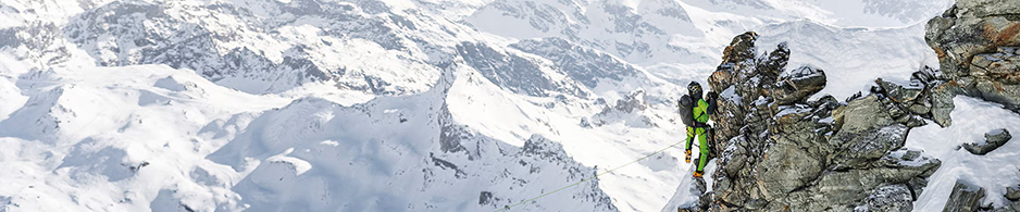 Bergsteiger erklimmt felsigen Grat