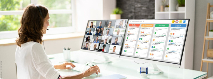 Frau in einer Online-Besprechung am Computer
