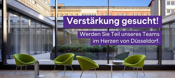 Glasgebäude - Grüne Stühle - Verstärkung gesucht! Werden Sie Teil unseres Teams im Herzen von Düssldorf.