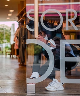 Eine Frau öffnet die Ladentür