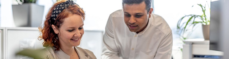 Frau und Mann im Büro