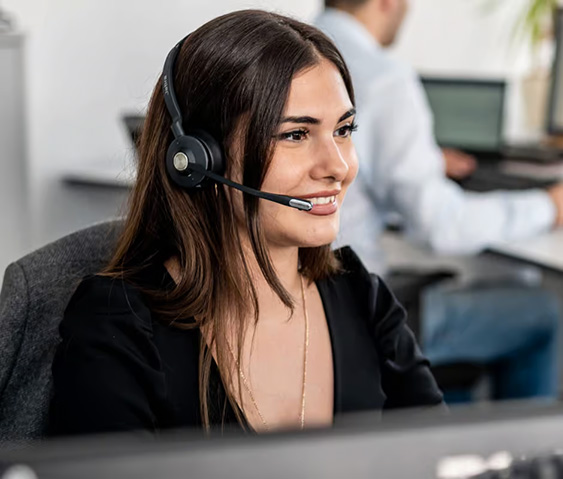 Frau mit Kopfhörern