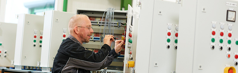 Der Mann ordnet die Kabel