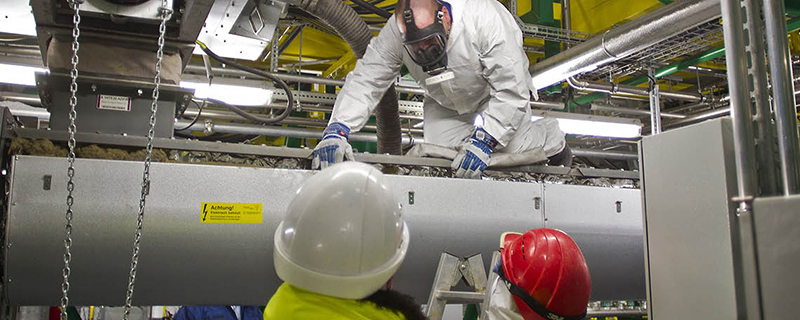 Zwei Angestellte im Flur