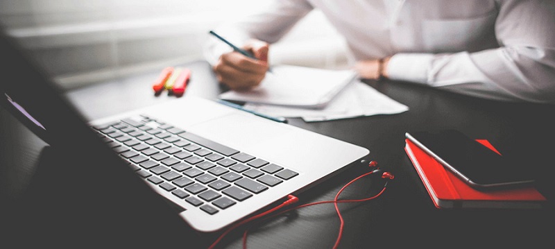 Mann arbeitet an einem Laptop