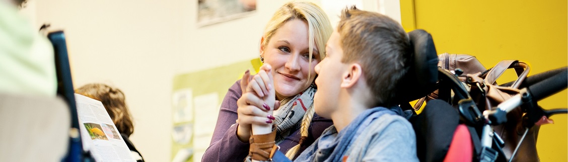 Blonde Frau neben einem Kind