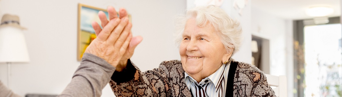 Zwei alte Männer klatschen in die Hände