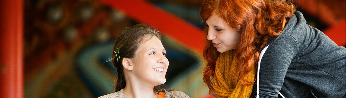 Rothaarige Frau neben einem kleinen Mädchen