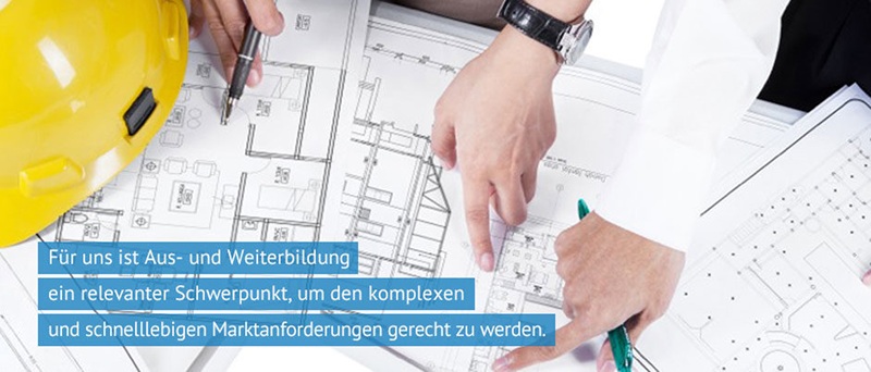 Hände zeigen auf Baupläne