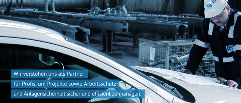 Industriearbeiter prüft Baupläne am Auto