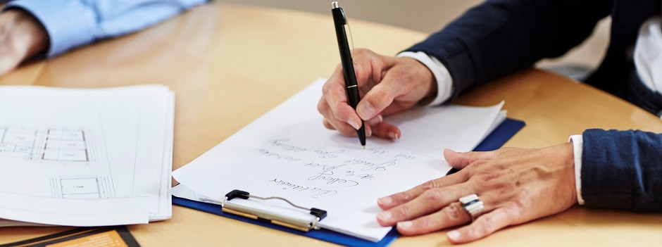 Mitarbeiter macht sich Notizen in der Zwischenablage