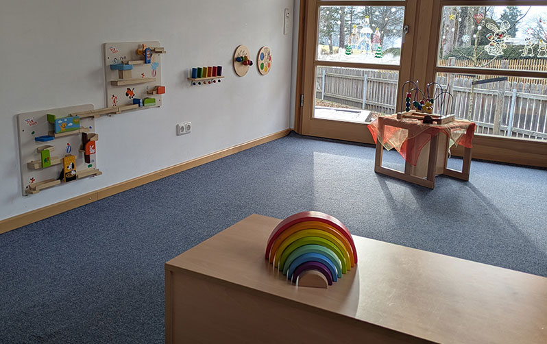 Heller Kindergarten-Spielraum mit Spielzeug