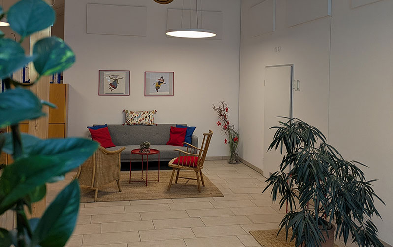 Gemütlicher Wartebereich im Kindergarten