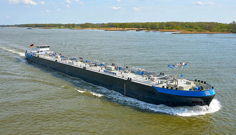 Schiff vor der Küste