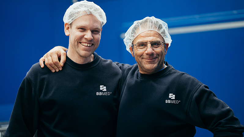 Produktionsmitarbeiter mit Haarnetz