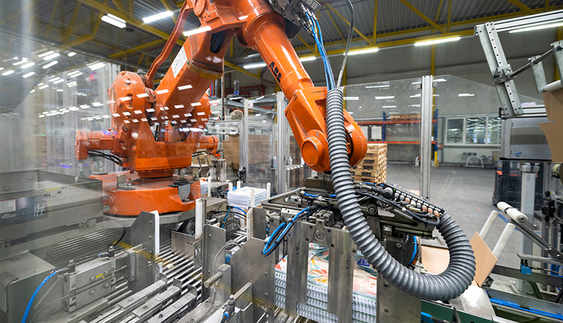 Industrieroboter stapelt Produkte